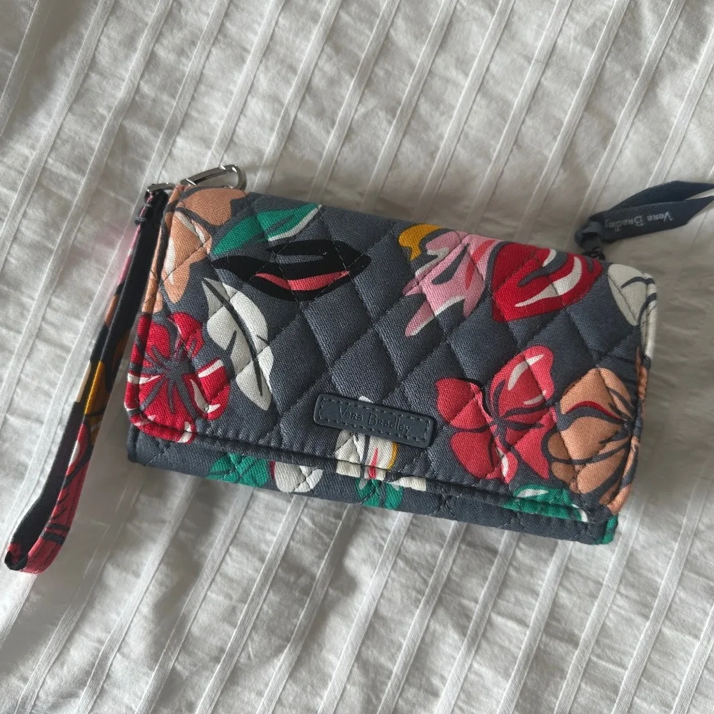 NWOT Vera Bradley Quilted Trifold Wallet Wristlet Gray Floral RFID